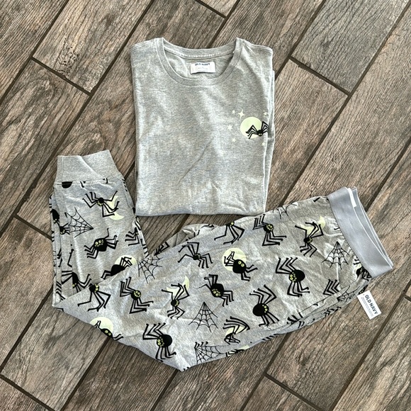 Old navy Halloween spider glow in the dark spooky pajama set bundle 🕷️ - Picture 2 of 7